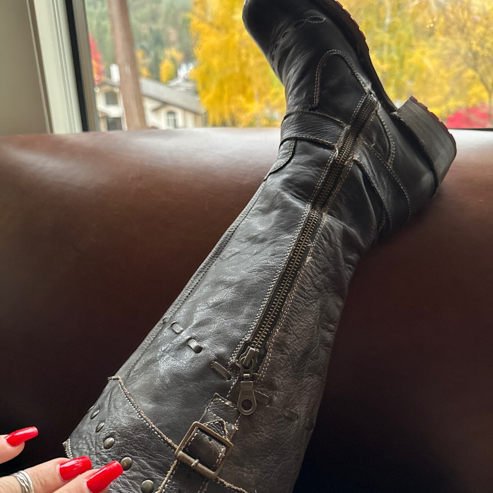 Boots - Picture 4 of 5